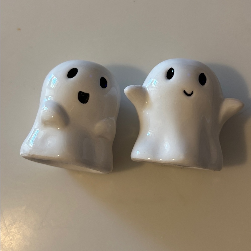 Cute Cracker Barrel Ghost Salt and Pepper Shakers